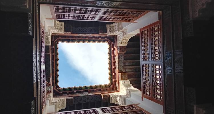 Blick auf den Himmel aus einem traditionellen Innenhof.