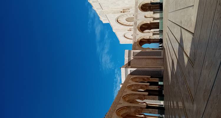 Hassan-II-Moschee-Innenhof mit blauem Himmel.