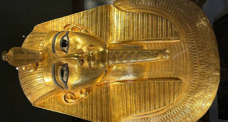 Goldene Maske eines ägyptischen Pharaos mit kunstvollem Design und Details.