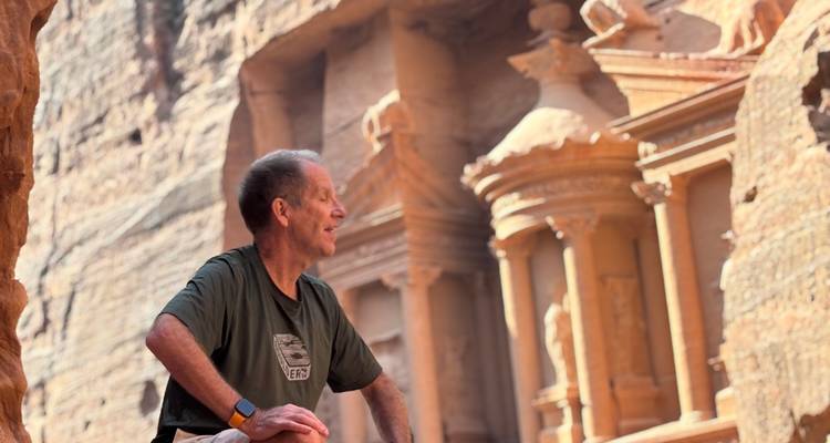 Homme assis devant l'emblématique Trésor de Pétra.