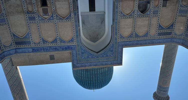 Una mezquita with baldosas azules llamativas y torres bajo un cielo azul.