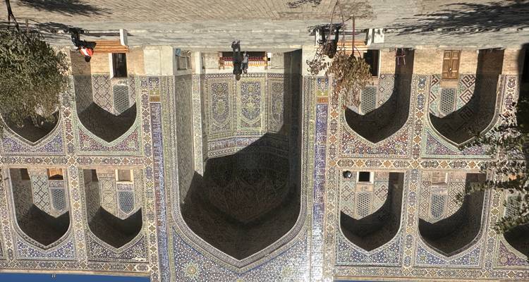 Una gran madrasa con fachada intrincada y cúpulas.