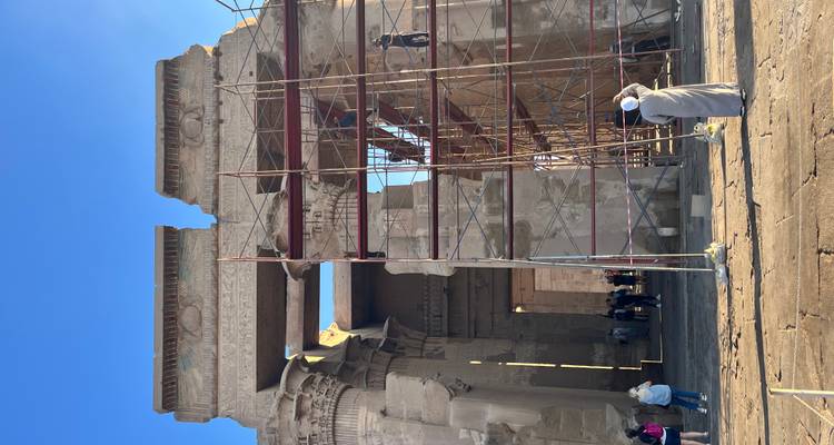 Fachada de templo antiguo en restauración con andamios.