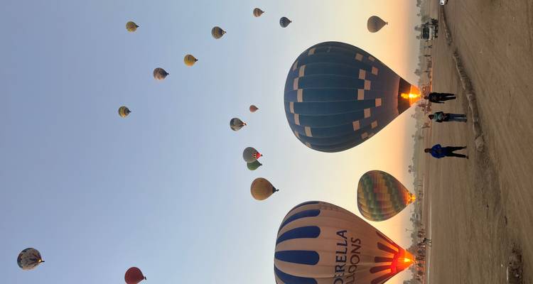 Globos aerostáticos coloridos despegando al amanecer.