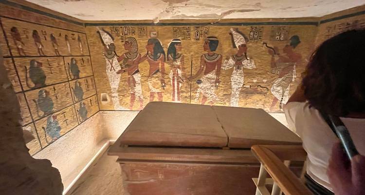 Tumba antigua con pinturas murales coloridas.