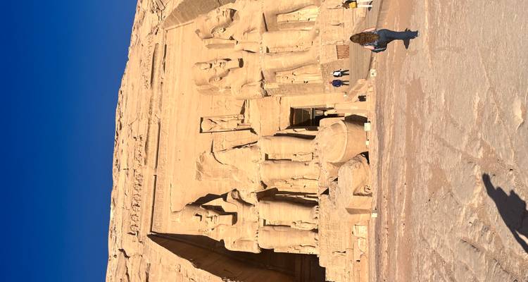 Façade de temple rupestre avec de grandes statues.