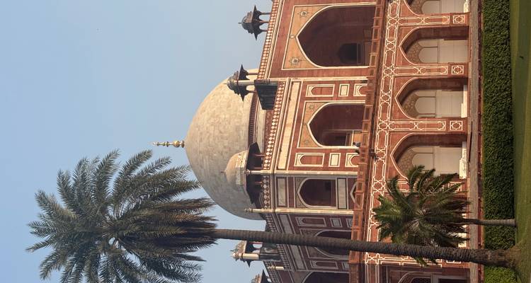 Bâtiment historique avec un dôme et des palmiers.