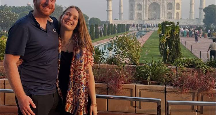 Pareja posando frente al Taj Mahal.
