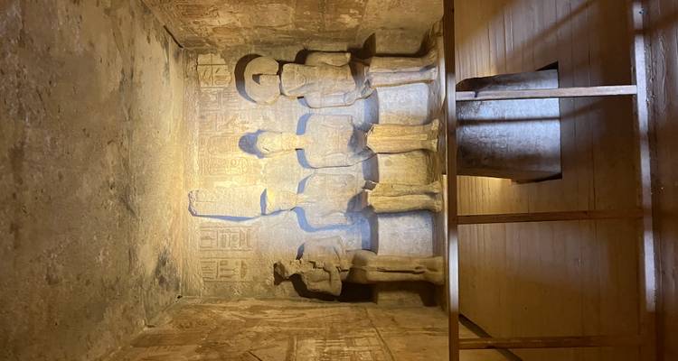 Inneres eines antiken Tempels mit gemeißelten Statuen an den Wänden.