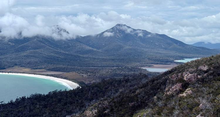 Una vista costera impresionante con montañas y una bahía extensa.