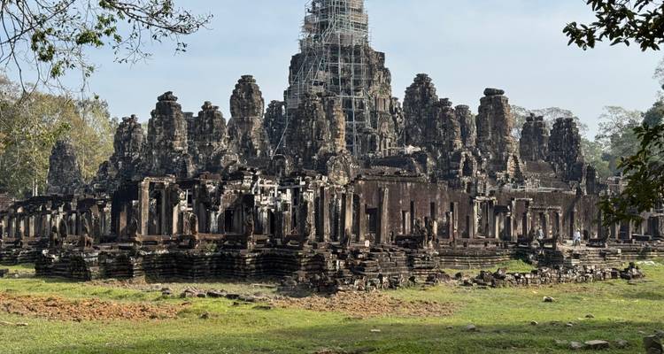 Uitzicht op de Bayon Tempel met meerdere stenen torens onder een heldere hemel.