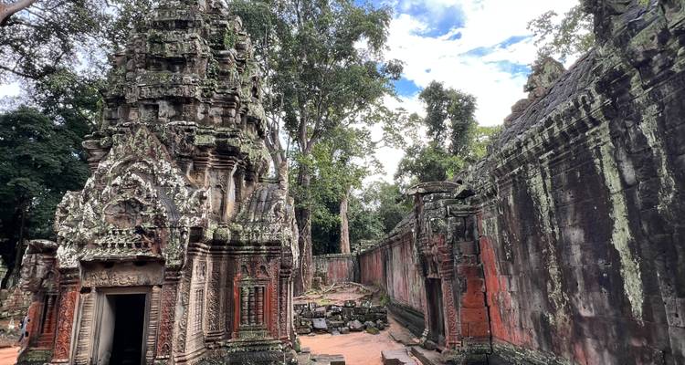 Antike Tempelruinen mit Schnitzereien.