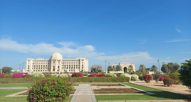 Edificio moderno con un jardín bien cuidado.