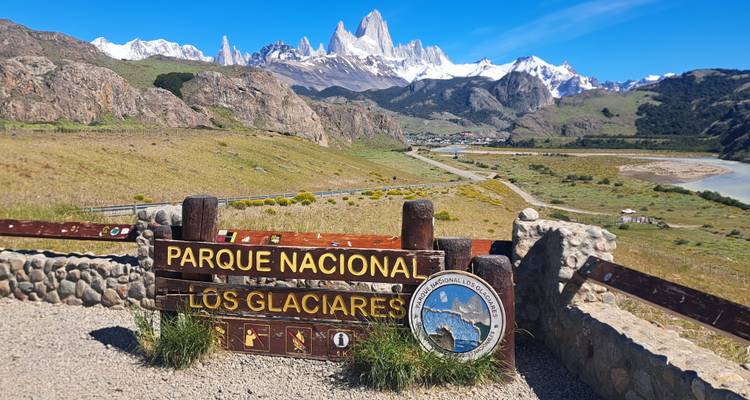 Bord voor Parque Nacional Los Glaciares met bergen op de achtergrond
