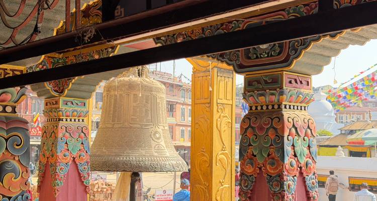 Kunstvoll verzierter Torbogen und Glocke in einem traditionellen Bereich.