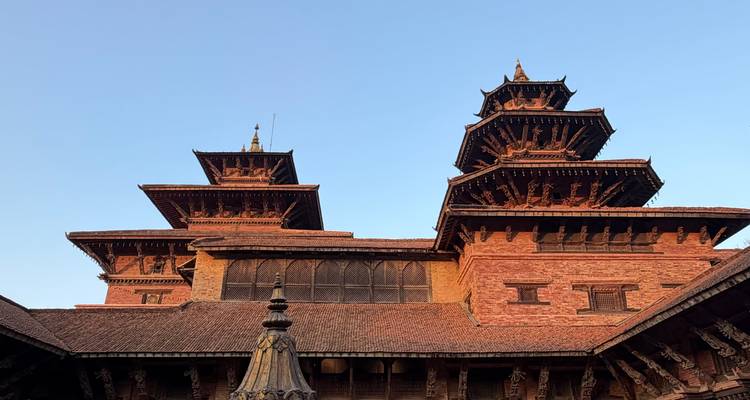 Traditionelle Architektur mit abgestuften Dächern unter einem klaren Himmel.