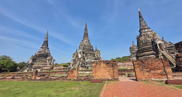 Antike Tempelruinen mit spitzen Stupas.