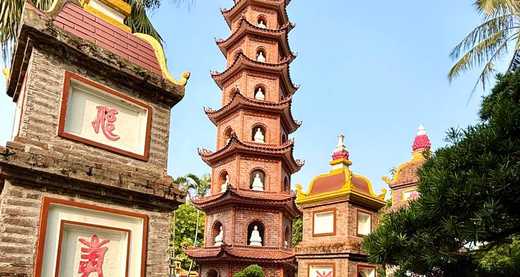 Pagoda con diseños intrincados en un entorno de jardín.