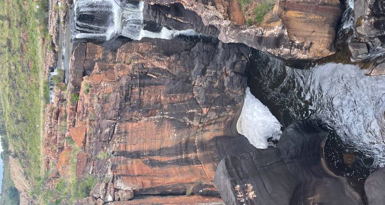 Malerischer Wasserfall, der durch eine tiefe Schlucht fließt.