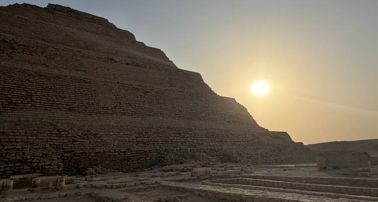Stufenpyramide in der Wüste während eines Sonnenuntergangs.