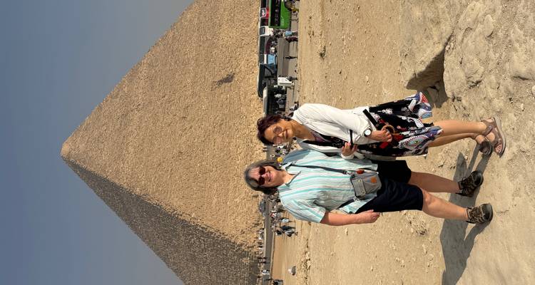 Zwei Frauen posieren vor der Großen Pyramide.