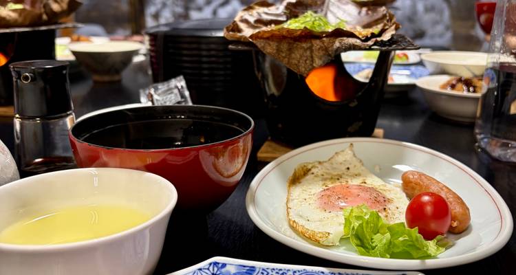 Petit-déjeuner japonais traditionnel avec divers plats.