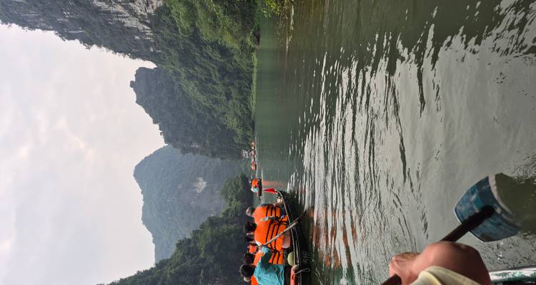 Mensen die varen door een rivier in een bergachtig gebied.