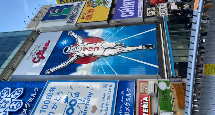 Ikonisches Glico-Schild in einer belebten Straße in Osaka.