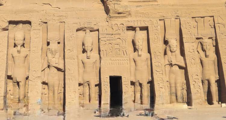 Indrukwekkende gevel van een oude Egyptische tempel met beelden.