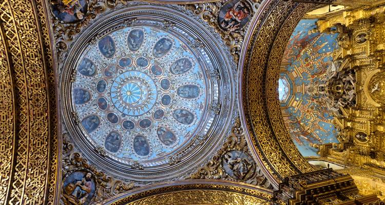 Ingewikkelde historische koepel met gouden en blauwe details.