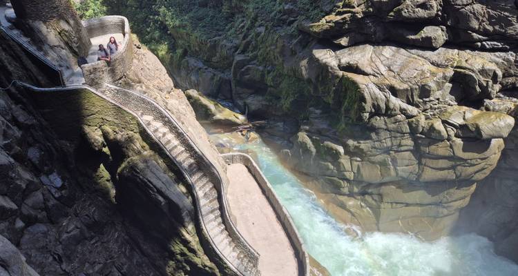 Rotsachtige waterval met mensen die aan het verkennen zijn.