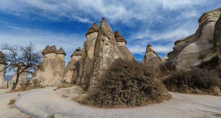 Schilderachtig uitzicht op rotsformaties in Cappadocië.