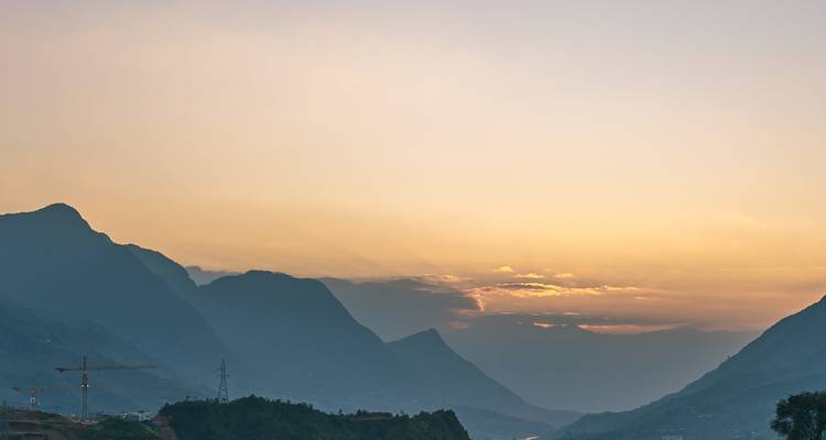 Schilderachtig uitzicht op bergen tijdens zonsondergang met een serene sfeer.