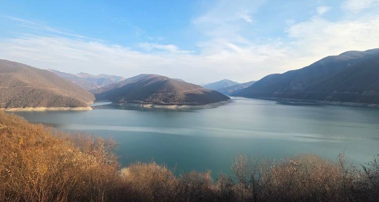 Lago tranquilo rodeado de montañas.