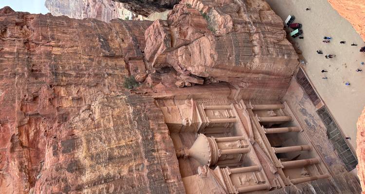 Vue de l'iconique Trésor de Pétra, un monument taillé dans la roche.