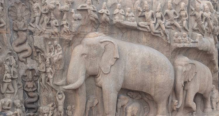 Sculptures en pierre représentant des éléphants et diverses figures.