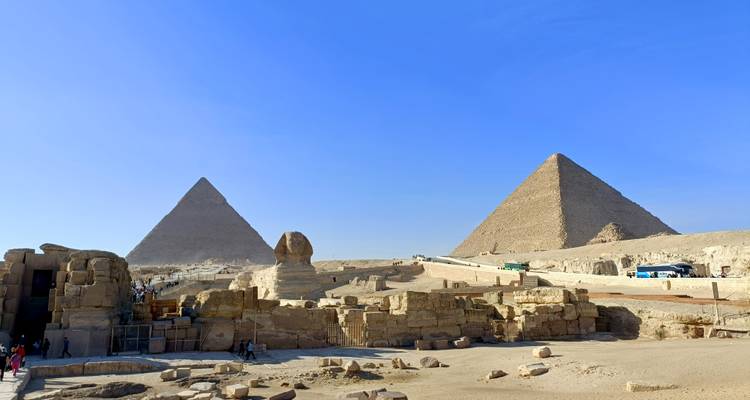 Le Sphinx et les pyramides de Gizeh avec un ciel dégagé.