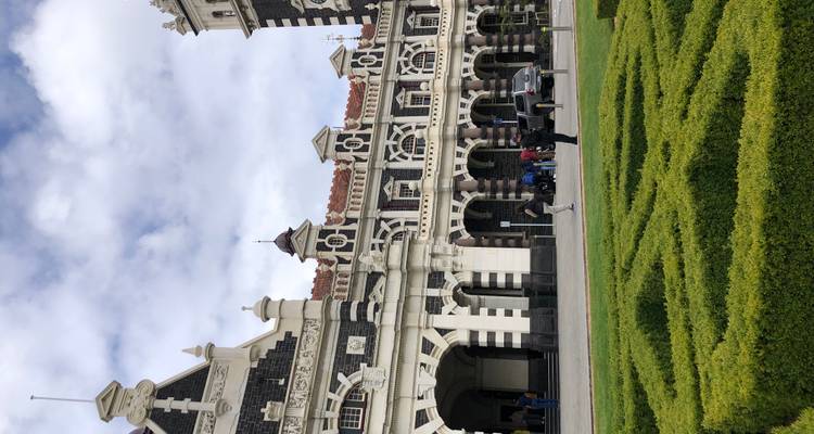 Zwart-wit historisch treinstation met ingewikkelde architectuur.