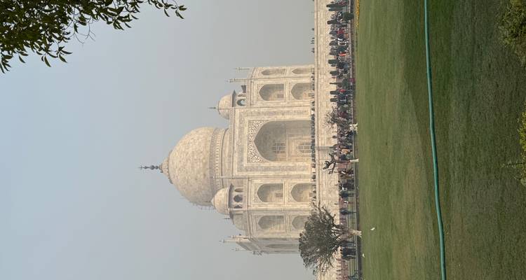 Taj Mahal con una multitud de visitantes y cielo despejado.