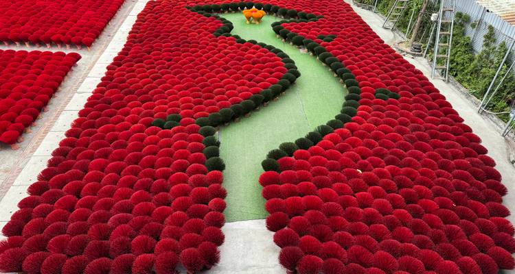 Vista aérea de varillas de incienso coloridas en un patrón.