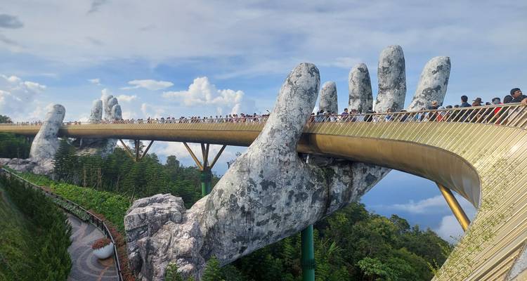 Blick auf die vollständige Goldene Brücke mit zwei steinernen Händen in Vietnam.