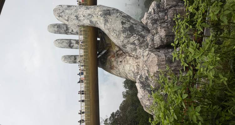 Des mains géantes tenant un pont avec des gens qui marchent dessus.