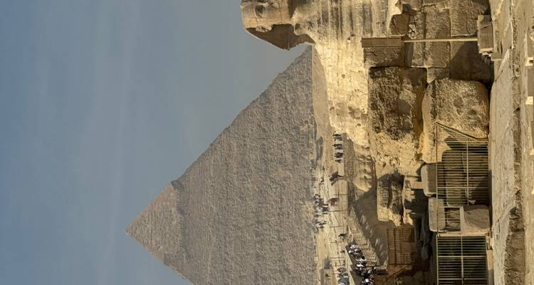 Gran Pirámide de Giza con la Esfinge en un día soleado.