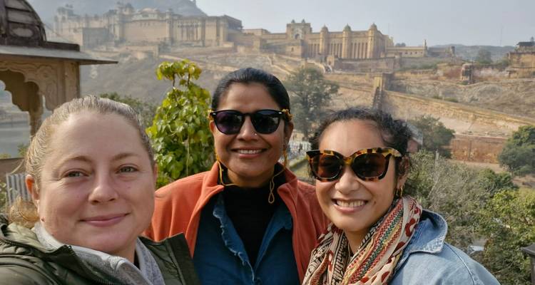 Tres mujeres con un fuerte histórico de fondo.