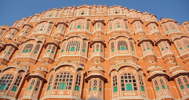 Hawa Mahal Fassade mit zahlreichen Fenstern in Jaipur.