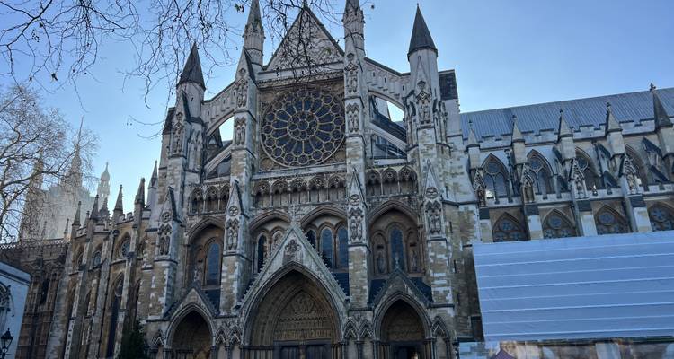 Façade de pierre complexe d'une cathédrale à la lumière du jour.