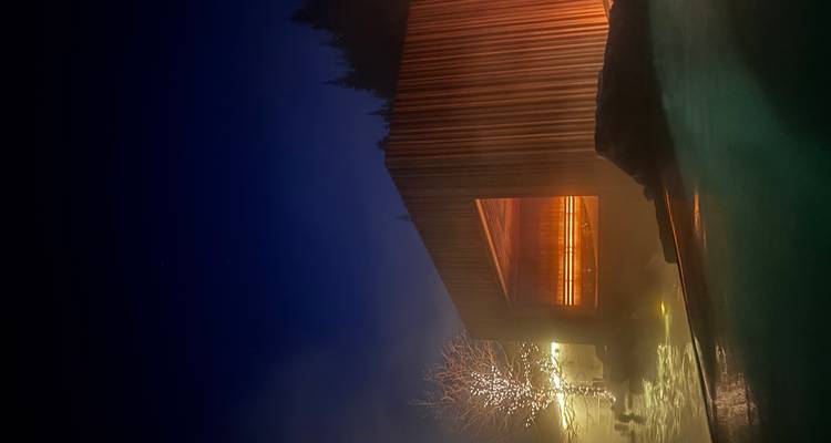 Edificio acogedor rodeado de niebla por la noche.