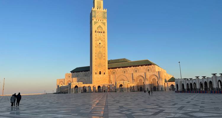 Hassan-II-Moschee in Casablanca, Marokko bei Sonnenuntergang.