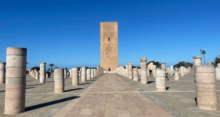 Hassan-Turm in Rabat, Marokko mit blauem Himmel.