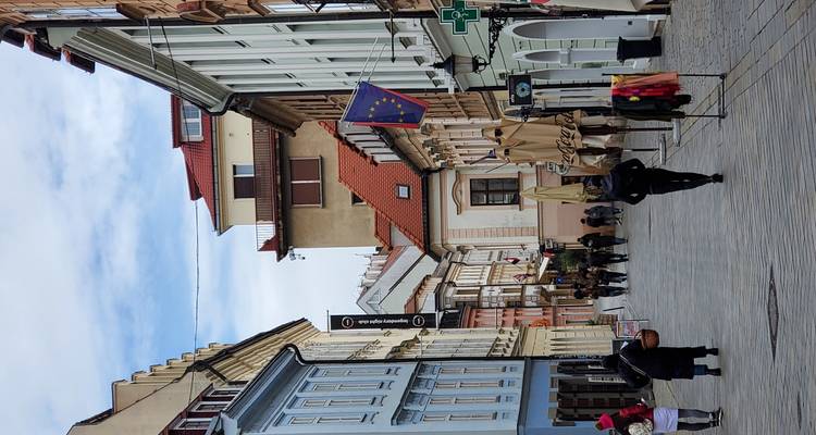 Scène de rue urbaine avec des piétons and des bâtiments colorés.
